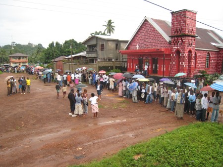 Sierra Leoneans queue to Vote in 2007 election