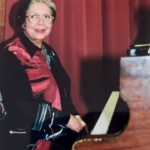 Lauretta@ piano